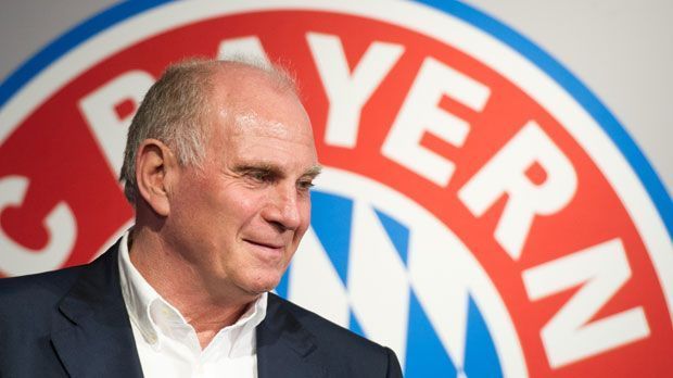 
                <strong>Nachwuchsleistungszentrum ändert Transferpolitik</strong><br>
                Im Sommer soll das neue Nachwuchsleistungszentrum des FC Bayern stehen. Dies soll sich auch auf die künftige Transferpolitik des Rekordmeisters auswirken. Präsident Uli Hoeneß sagte in der "tz", dass der Verein versuchen werde, Transfers zu reduzieren und stattdessen eigene Spieler zu entwickeln. Doch schließt sich beides denn aus?
              