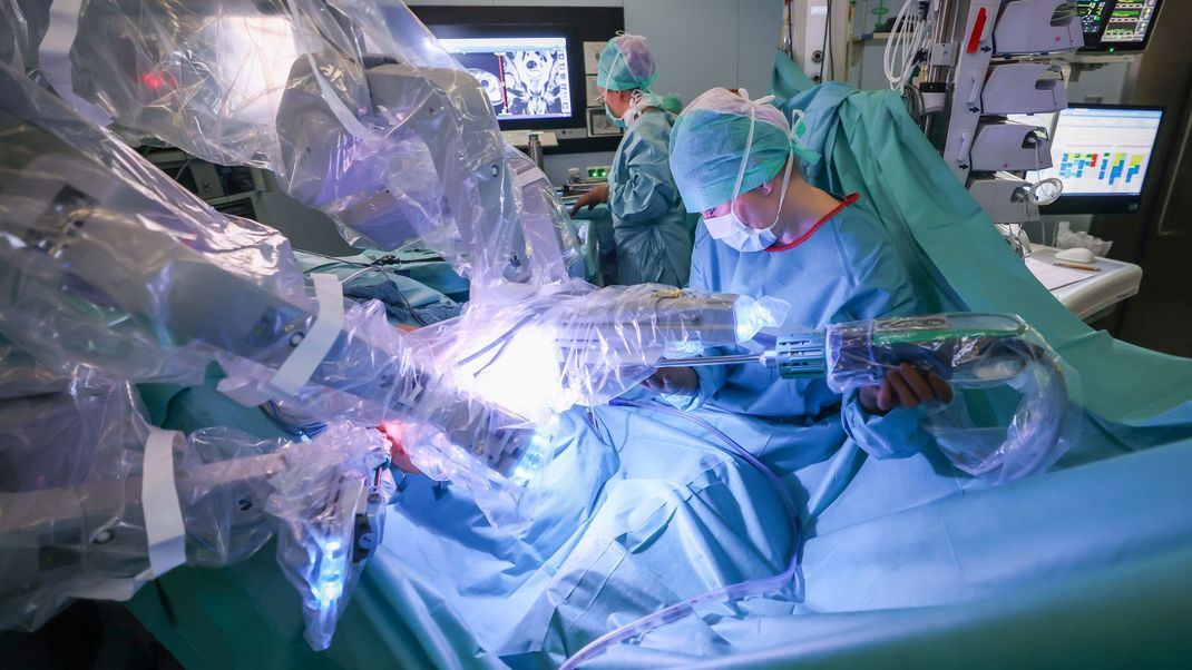Dank technischer Kommunikationsmittel können Experten von überall auf der Welt an einer Operation teilhaben. (Symbolbild)