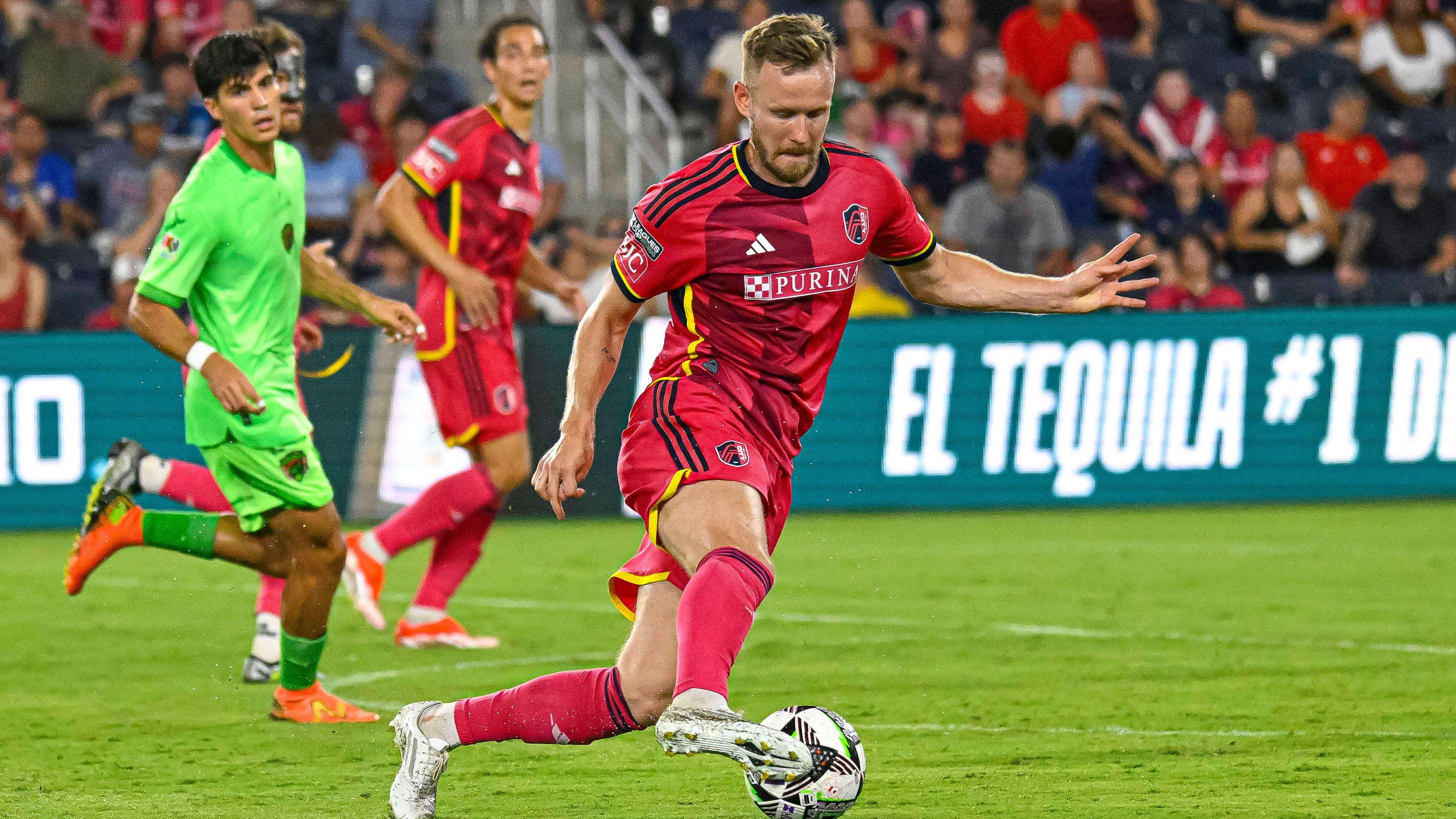 <strong>Cedric</strong> <strong>Teuchert (Mittelstürmer - St. Louis City SC)</strong><br>Das Nürnberg-Eigengewächs landete mit Zwischenstationen auf Schalke, sowie bei Hannover und Union in Nordamerika. In der vergangenen Spielzeit traf der Knipser auf Ligaebene elf Mal für die Roten. Für St. Louis wird es nun darum gehen, den Tabellenkeller zu verlassen. Im Kampf um einen Startelfplatz wird sich Teuchert unter anderem gegen Joao Klauss durchsetzen müssen.