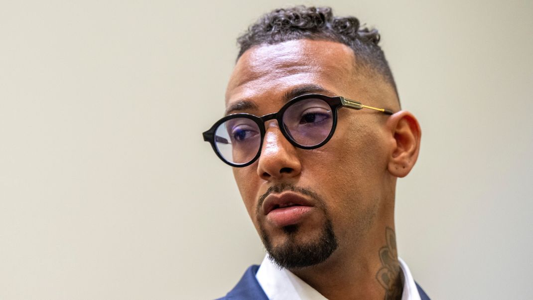 Jerome Boateng, Fußball-Profi, steht im Landgericht im Gerichtssaal. 