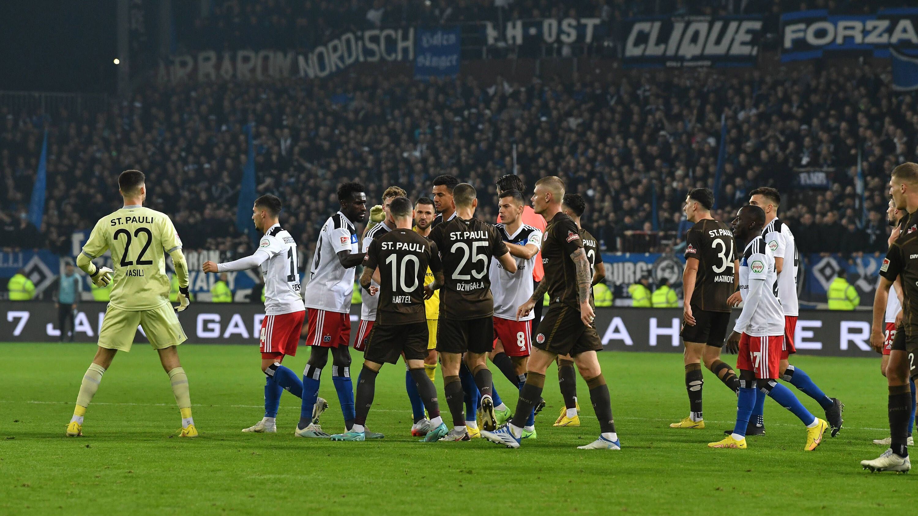 <strong>Hamburger SV - FC St. Pauli</strong><br>Bereits 111-Mal trafen der Hamburger SV und der FC St. Pauli in deren Geschichte aufeinander. Damit ist die Begegnung eines der am häufigsten ausgetragenen Fußballderbys Deutschlands. Dabei polarisiert das Spiel nicht einzig durch die lokale Rivalität. Auch das Image trennt den HSV, ...