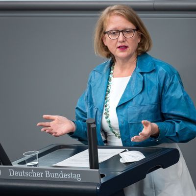 Lisa Paus spricht im Deutschen Bundestag.