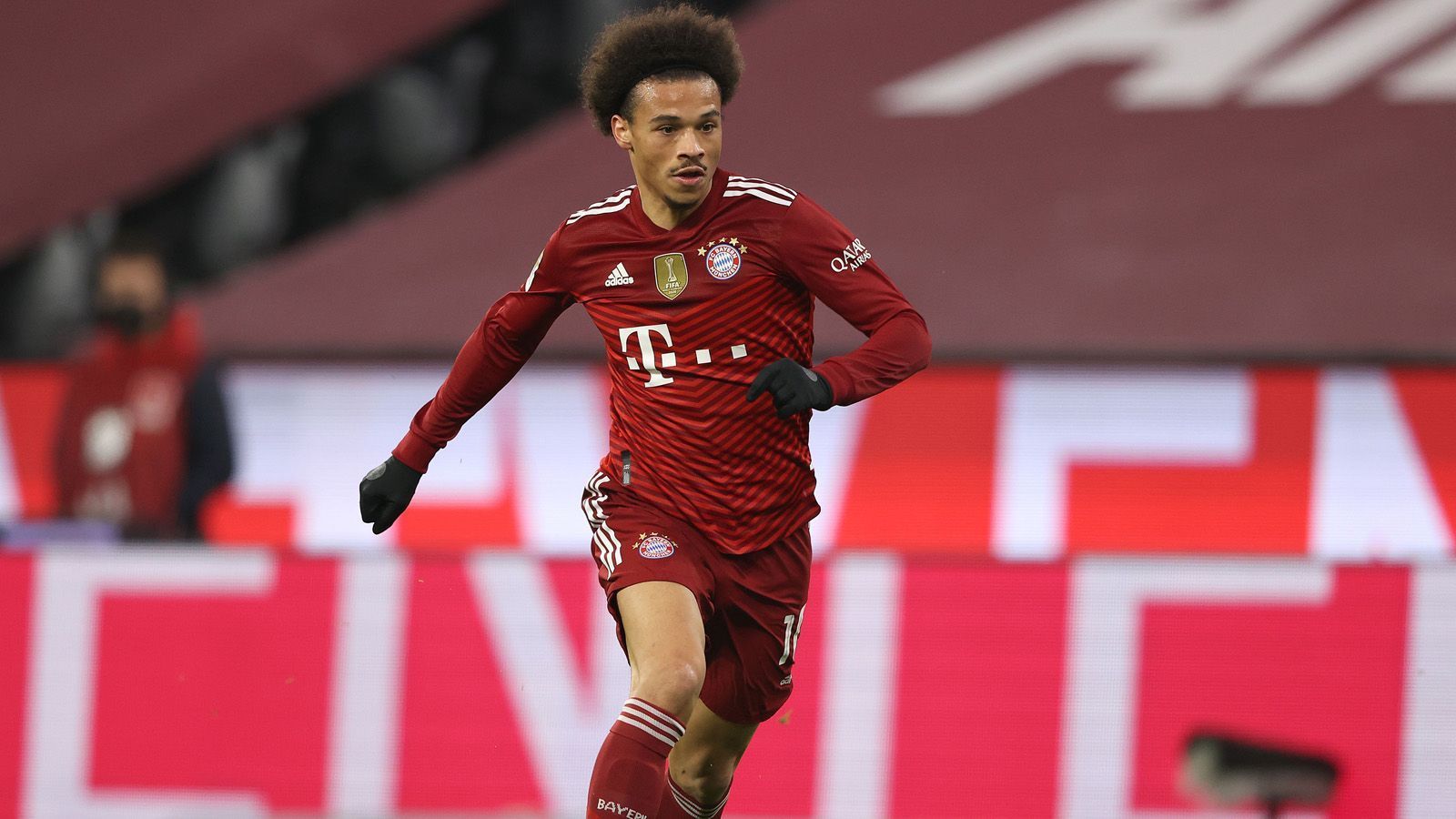 
                <strong>Leroy Sane</strong><br>
                Leroy Sane galt in seiner ersten Saison in München manchen schon als Enttäuschung, die eigenen Fans buhten ihn aus. Doch unter Trainer Julian Nagelsmann blühte der Flügelspieler in der Saison 2021/22 auf. Der Dribbler kann durchaus flatterhaft auftreten, doch auch in dieser Saison glänzt er oft mit Spielfreude und Torgefahr. Für stattliche 60 Millionen Euro Ablöse war er 2020 von Manchester City gekommen. Stand heute ist er sein Geld wert. Brazzo-Note: 2 
              