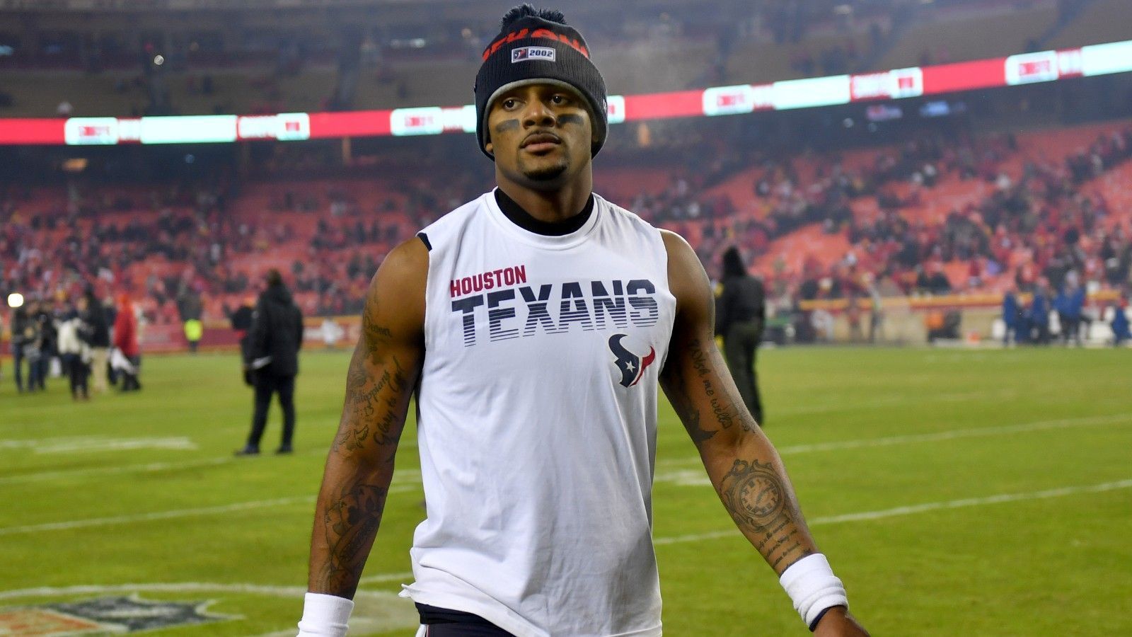 
                <strong>Houston Texans: Deshaun Watson (Offense)</strong><br>
                Mit einem durchschnittlichen Quarterback hätten die Texans mit den Playoffs wohl nichts zu tun. Dafür ist der Kader individuell zu schwach besetzt. Doch Deshaun Watson ist kein durchschnittlicher Quarterback. Watson hat in seiner jungen Karriere bereits in der NFL und am College bewiesen, dass er ein Team zur Not auch alleine tragen kann. Das wird er für einen Playoff-Run auch tun müssen, denn ohne DeAndre Hopkins steht und fällt der Erfolg der Texans mit dem Star-Quarterback.
              