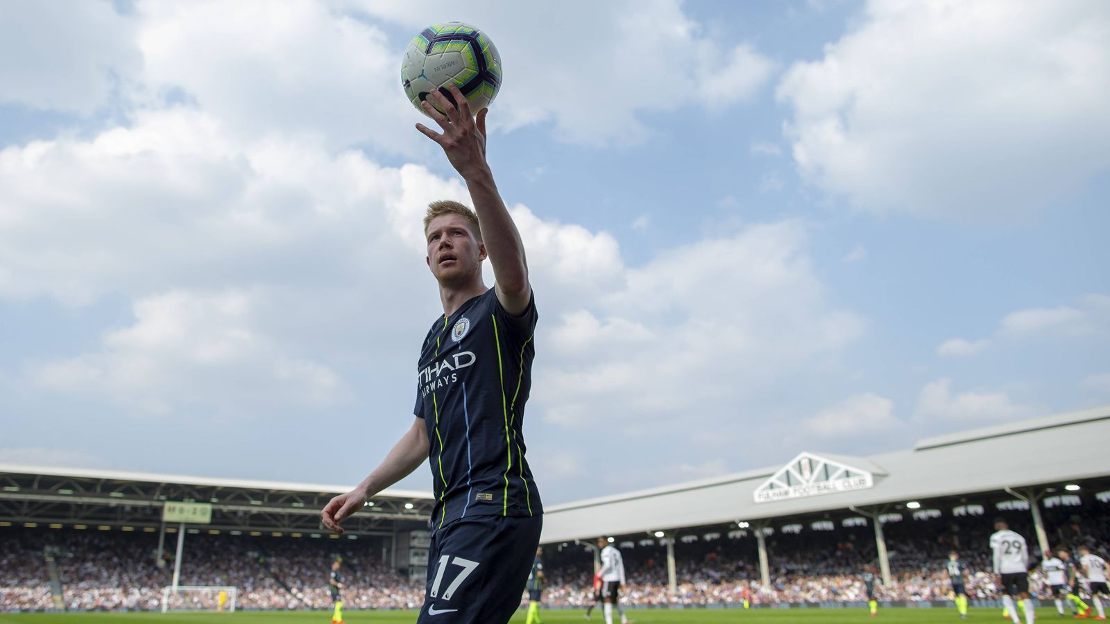 
                <strong>Kevin de Bruyne (Manchester City)</strong><br>
                Knapp hinter Aguero reiht sich Ex-Bundesliga-Profi Kevin de Bruyne ein. Seit seiner Vertragsverlängerung im Januar 2018 kassiert de Bruyne laut "fussball.com" 230.000 Euro wöchentlich. Das Besondere am Vertrag: Wenn City Titel holt, sahnt der Belgier ab. Wenn Manchester City in einer Saison die Champions League, die englische Meisterschaft, den FA-Cup und den Ligapokal gewinnen sollte und de Bruyne zudem Weltfußballer werden würde, würde er wohl rund 22 Millionen Euro in einem Jahr verdienen. Zum Vergleich: In seiner Saison bei Werder Bremen 2012/2013 soll er nur 1,4 Millionen Euro verdient haben.
              