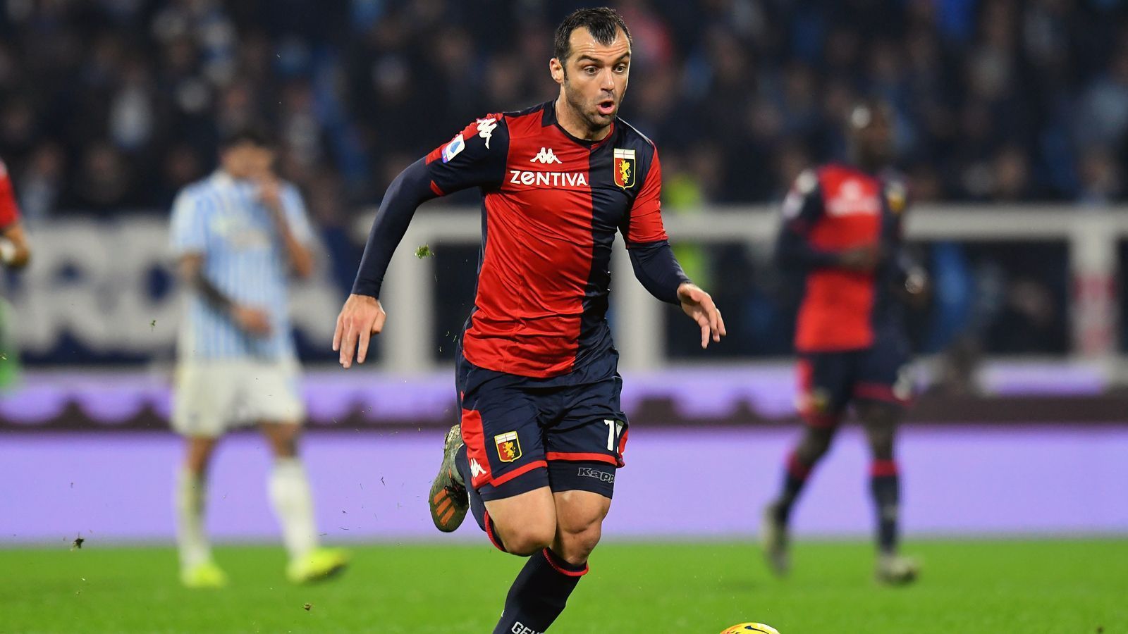 
                <strong>Goran Pandev</strong><br>
                Mit seinen 37 Jahren gehört der Mazedonier Goran Pandev zwar schon eher zum alten Eisen, aber für seinen Klub FC Genua ist der Stürmer immer noch essentiell. Immerhin ist der Oldie mit neun Treffern erfolgreichster Torschütze Genuas in der noch laufenden Serie-A-Saison. Vor dem allerletzten Spieltag liegt das Pandev-Team nur knapp über der Abstiegszone, da könnten im letzten Profi-Spiel des Oldies weitere Treffer nicht schaden, damit der Klub aus der Hafenstadt die Klasse hält. Pandev, der bis auf ein einjähriges Intermezzo in der Türkei immer in Italien aktiv war, lief bislang 443 Mal in der Serie A auf (94 Treffer).
              