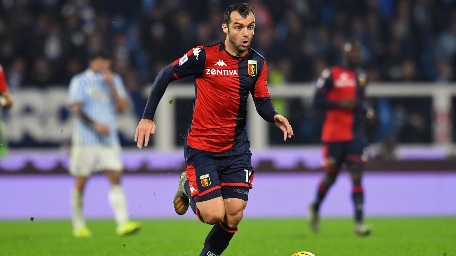 
                <strong>Goran Pandev</strong><br>
                Mit seinen 37 Jahren gehört der Mazedonier Goran Pandev zwar schon eher zum alten Eisen, aber für seinen Klub FC Genua ist der Stürmer immer noch essentiell. Immerhin ist der Oldie mit neun Treffern erfolgreichster Torschütze Genuas in der noch laufenden Serie-A-Saison. Vor dem allerletzten Spieltag liegt das Pandev-Team nur knapp über der Abstiegszone, da könnten im letzten Profi-Spiel des Oldies weitere Treffer nicht schaden, damit der Klub aus der Hafenstadt die Klasse hält. Pandev, der bis auf ein einjähriges Intermezzo in der Türkei immer in Italien aktiv war, lief bislang 443 Mal in der Serie A auf (94 Treffer).
              