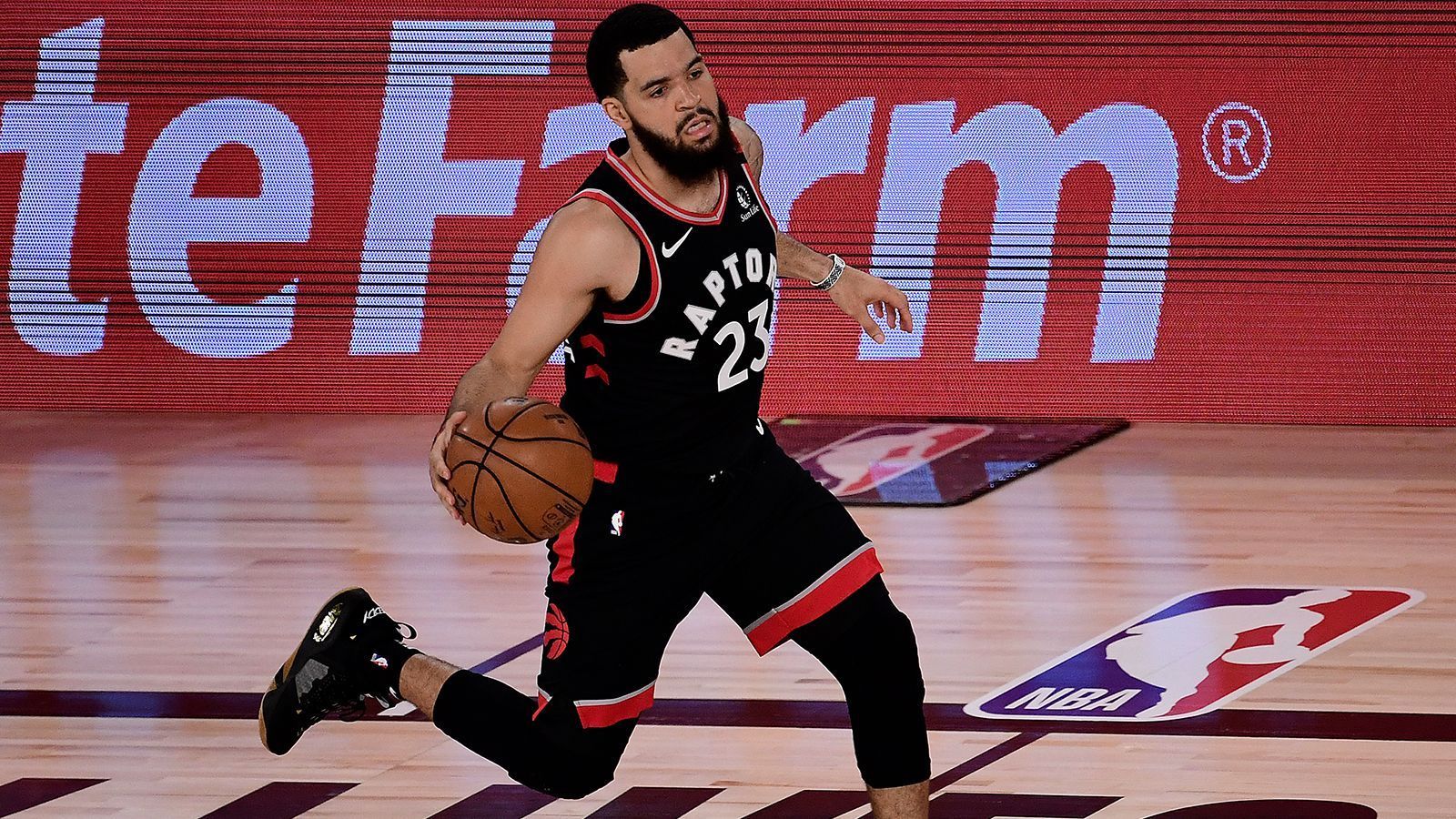 
                <strong>Fred VanVleet (Toronto Raptors)</strong><br>
                Nach der Championship 2019 und dem Abgang von Kawhi Leonard wurden seine Punkte in der vergangenen Spielzeit umso wichtiger. Über 17 Punkte im Schnitt und satte 35 Minuten Spielzeit pro Partie sind eine deutliche Steigerung. Sein Vertrag mit neun Mio. Dollar ist aber eher in der zweiten Reihe anzusiedeln. Da sollte mehr drin sein. Auch der 26-Jährige ist frei in seiner Entscheidung und muss nicht auf die Raptors zählen. Einen solchen Spieler kann fast jedes Team gebrauchen.
              