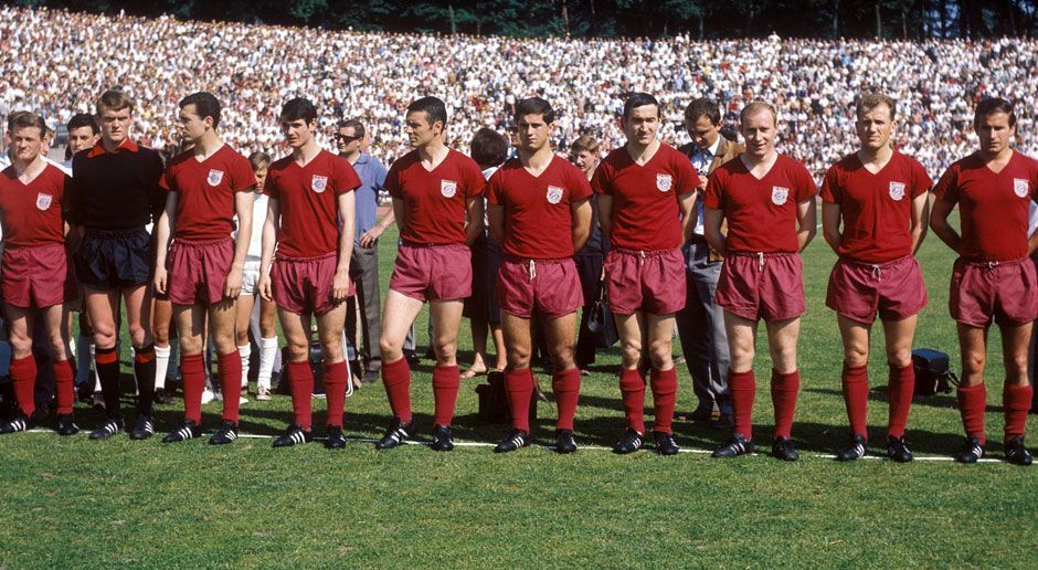 
                <strong>2) 1965/66: FC Bayern München –  18 Punkte (6/0/1) –  Platz 1</strong><br>
                1965 packen die Bayern endlich den ersehnten Bundesliga-Aufstieg. Trotz der 0:1-Auftaktniederlage im Derby gegen den TSV 1860 München, legen Beckenbauer, Müller und Co. anschließend eine starke Premierensaison im Oberhaus hin. Mit einem Torverhältnis von 21:5 stehen die Bayern am siebten Spieltag an der Spitze – allerdings zum vorerst letzten Mal in der Saison. Der Meistertitel geht letztlich an die Münchner Löwen, die Bayern können sich über den dritten Platz freuen.  
              