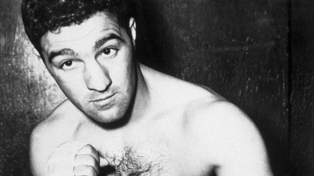 
                <strong>Rocky Marciano</strong><br>
                Längste Siegstrecke: Rocky Marciano (Schwergewicht) gewann alle 49 Profikämpfe, 43 Mal durch Knockout. Lang hielt der Italo-Amerikaner die Bestmarke allein, ehe 2015 Floyd Mayweather in seinem 49. Kampf Andre Berto nach Punkten besiegte.
              