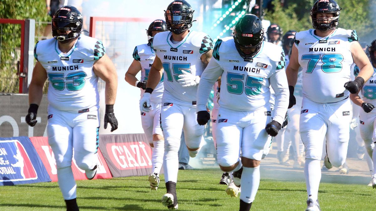 Einlauf der Munich Ravens vor dem Spiel, von links Dominik ONDRA (Muenchen), Johannes ZIRNGIBL (Muenchen), Chinazo OBOBI (Muenchen), Roman WARHEIT (Muenchen), European League Football; Spieljahr 20...
