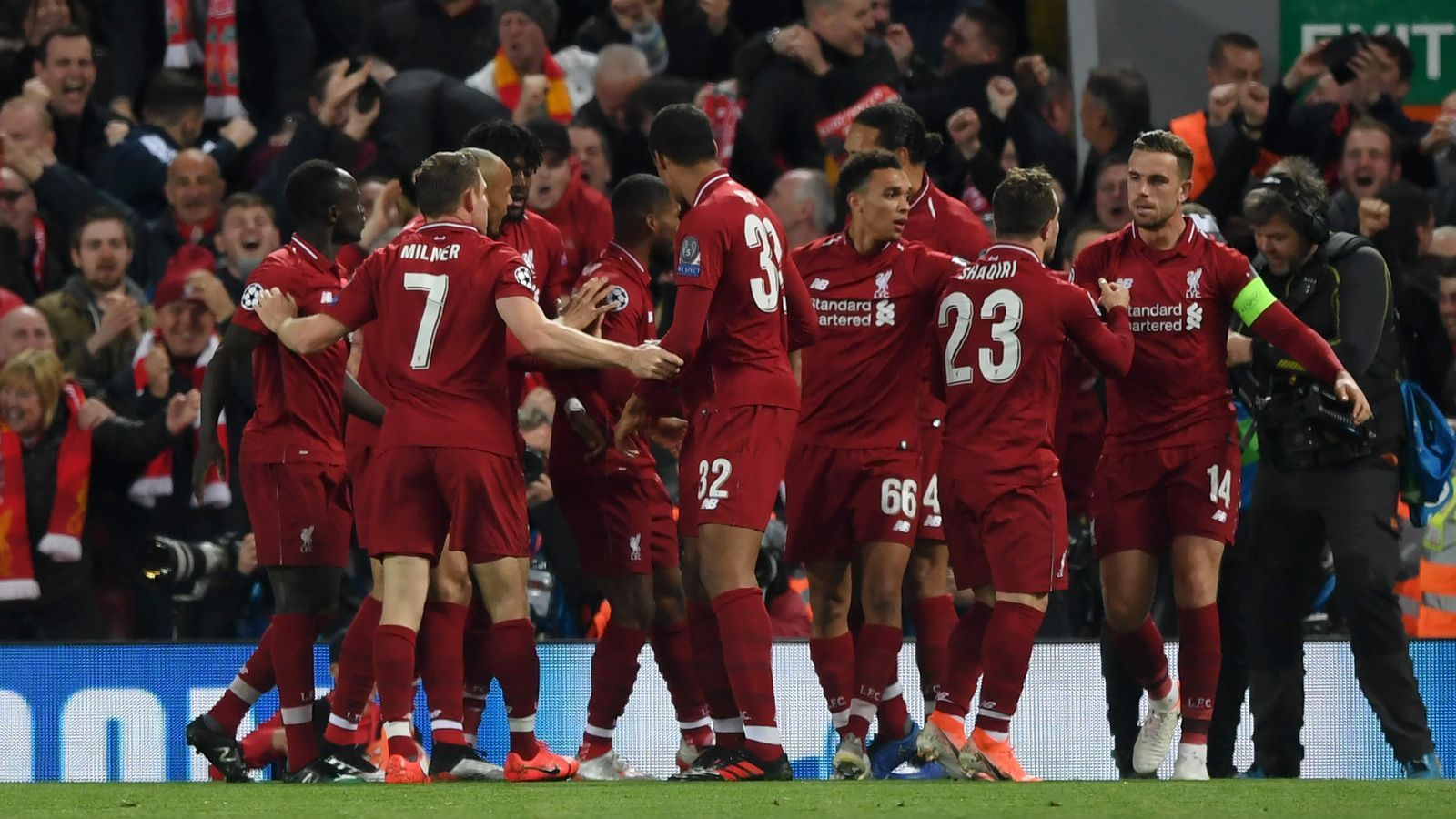 
                <strong>Liverpool schafft das Wunder - Beide Teams in der Einzelkritik</strong><br>
                Das nächste Wunder von Anfield! Der FC Liverpool steht nach einem irren 4:0 im Halbfinal-Rückspiel gegen den FC Barcelona im Finale der Champions League. Wir haben beide Mannschaften benotet.
              