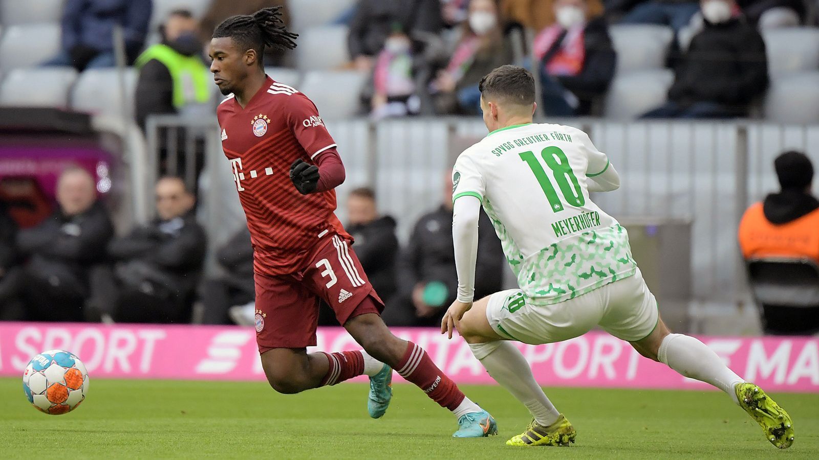 
                <strong>Omar Richards</strong><br>
                Zwar bemüht auf links, aber glücklos. Verursachte den Freistoß gegen Hrgota, den dieser zum 0:1 ins Tor schoss. Blieb zur Pause in der Kabine. ran-Note: 5
              