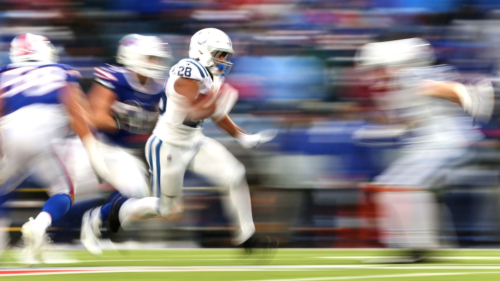 
                <strong>Gewinner: Jonathan Taylor (Indianapolis Colts)</strong><br>
                Ein dominanter Running Back aus der AFC South ist erstmal nichts Neues. Dass dieser nicht Derrick Henry heißt, ist aber sehr wohl neu. Die Indianapolis Colts zerstörten die bis dato statistisch beste Defense der Liga mit den Buffalo Bills mit 41:15. Überragender Mann dabei war Jonathan Taylor. Insgesamt fünf Touchdowns und 204 total Yards kann Taylor vorweisen. Er ist erst der fünfte Spieler der Super-Bowl-Ära, dem das gelingt. Die Colts sind, auch dank Taylor, wieder auf dem Weg in die Playoffs. Und wenn Tennessee weiter verliert, dann vielleicht ja auch wieder in Richtung Divisions-Sieg.
              