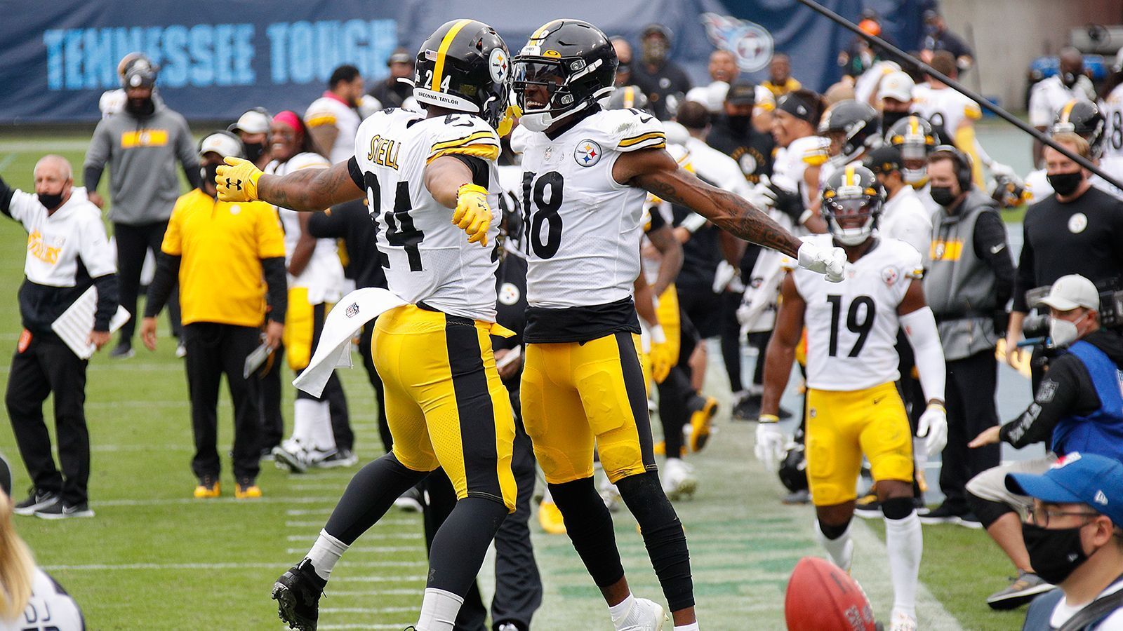 
                <strong>Konstante Offense mit vielen Waffen</strong><br>
                Angeführt von "Big Ben" spielt aber auch die Offensive eine außergewöhnlich gute Saison. Running Back James Connor lief bisher für 498 Yards und holte damit fünf Touchdowns. Damit ist der 25-Jährige unter den Top 10 der Rushing Leaders in der NFL. Die Receiver-Guilde wird angeführt von Rookie Chase Claypool und Routinier JuJu Smith-Schuster. Beide zusammen fingen bisher für über 700 Yards und acht Touchdowns. Bei Schuster-Smith ist dabei sogar noch Luft nach oben. Mit Diontae Johnson haben die Steelers noch einen weiteren Receiver, der bisher über 200 Yards fing. Auch Tight End Eric Ebron spielt mit 263 gefangenen Yards eine seiner besten Saisons. 
              