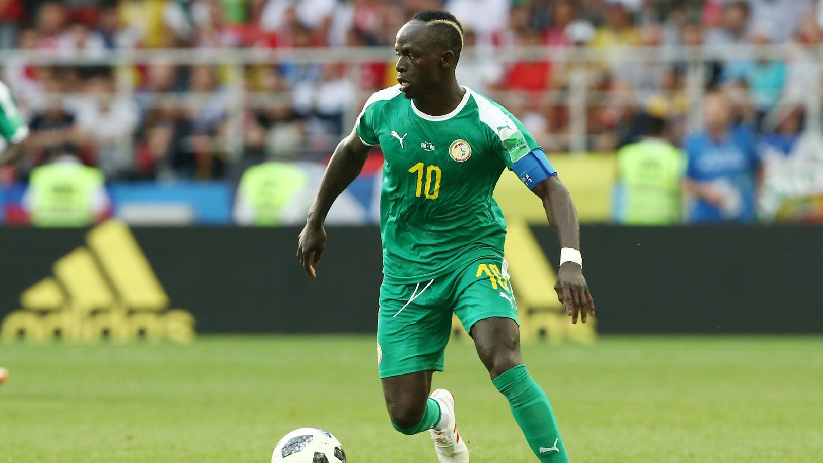 
                <strong>Mittelfeld: Sadio Mane (Senegal)</strong><br>
                Ein ganzes Land bangte, sogar Hexendoktoren wurden beschworen - doch es half nichts. Der Nationalheld musste sich wenige Tage vor Turnierstart am rechten Wadenbeinköpfchen operieren lassen.
              