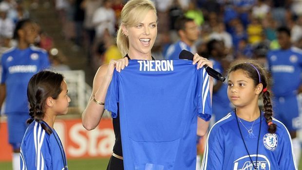 
                <strong>Charlize Theron (FC Chelsea)</strong><br>
                Oscar- und Golden-Globe-Preisträgerin Charlize Theron muss für ein Heimspiel ihrer Lieblingsmannschaft an die Stamford Bridge nach London reisen. Hier ist nämlich der FC Chelsea zu Hause.
              