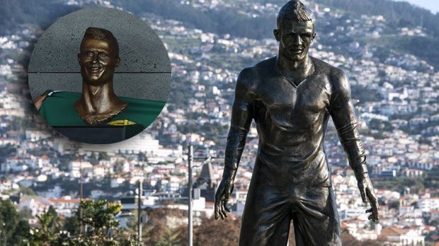 
                <strong>Cristiano Ronaldo enthüllt seine neue Statue</strong><br>
                Da eine überlebensgroße Statue und eine Büste von zweifelhafter Gestalt nicht genug sein können, hat Cristiano Ronaldo den Bau einer neuen Skulptur beschlossen, die doppelt so hoch wie die schon bestehende wird und natürlich nicht nur sein bestes Stück optimal in Szene setzt.
              