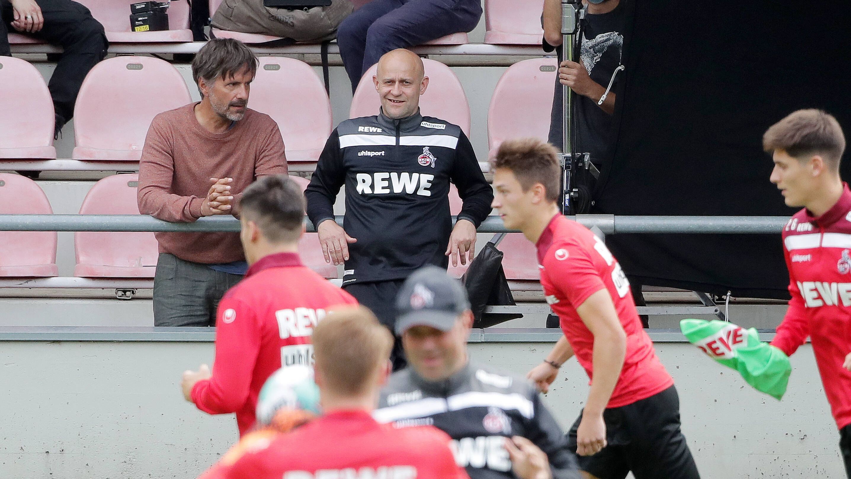Im Film "Es ist nur eine Phase, Hase" ist Theo, gespielt von Jürgen Vogel (hier neben Hauptdarsteller Christoph Maria Herbst im Bild) Fan des 1. FC Köln. Er ist sogar der Trainer des Vereins.