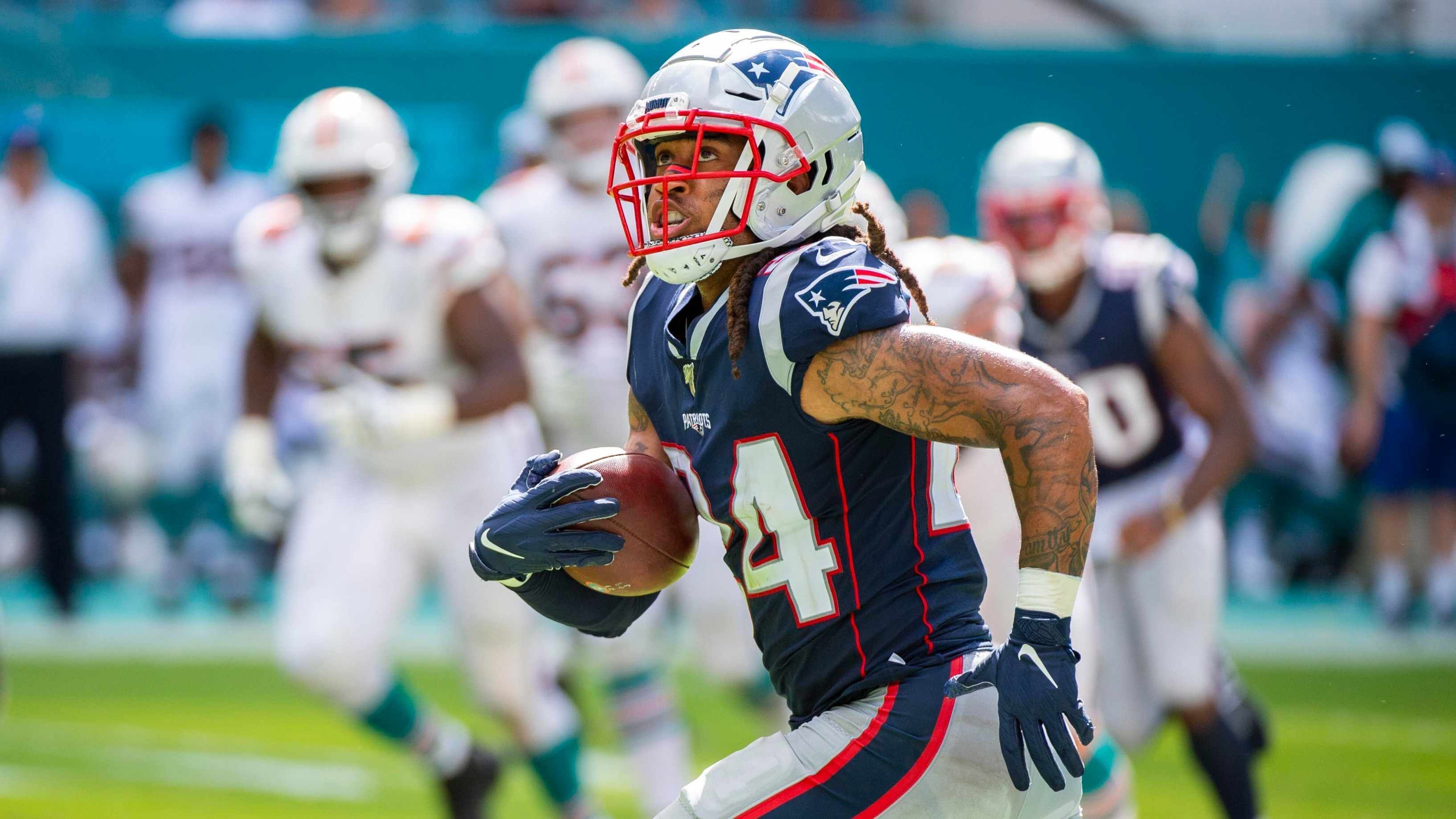 
                <strong>Platz 1: Stephen Gilmore (New England Patriots)</strong><br>
                Nicht nur seine sechs Interceptions haben dazu beigetragen, dass Stephon Gilmore der beste Coverage-Verteidiger der Saison 2019 ist. Er war der einzige Spieler, der über 85 Mal angeworfen wurde, ohne dabei einen Touchdown eines gegnerischen Receivers zuzulassen. Damit landet er völlig verdient auf dem ersten Platz dieser Auflistung. Passer rating allowed: 38Catch rate allowed below expectation: -11,8Tight window pct: 27,1Target rate: 19,5Average separation yards: 2,7
              