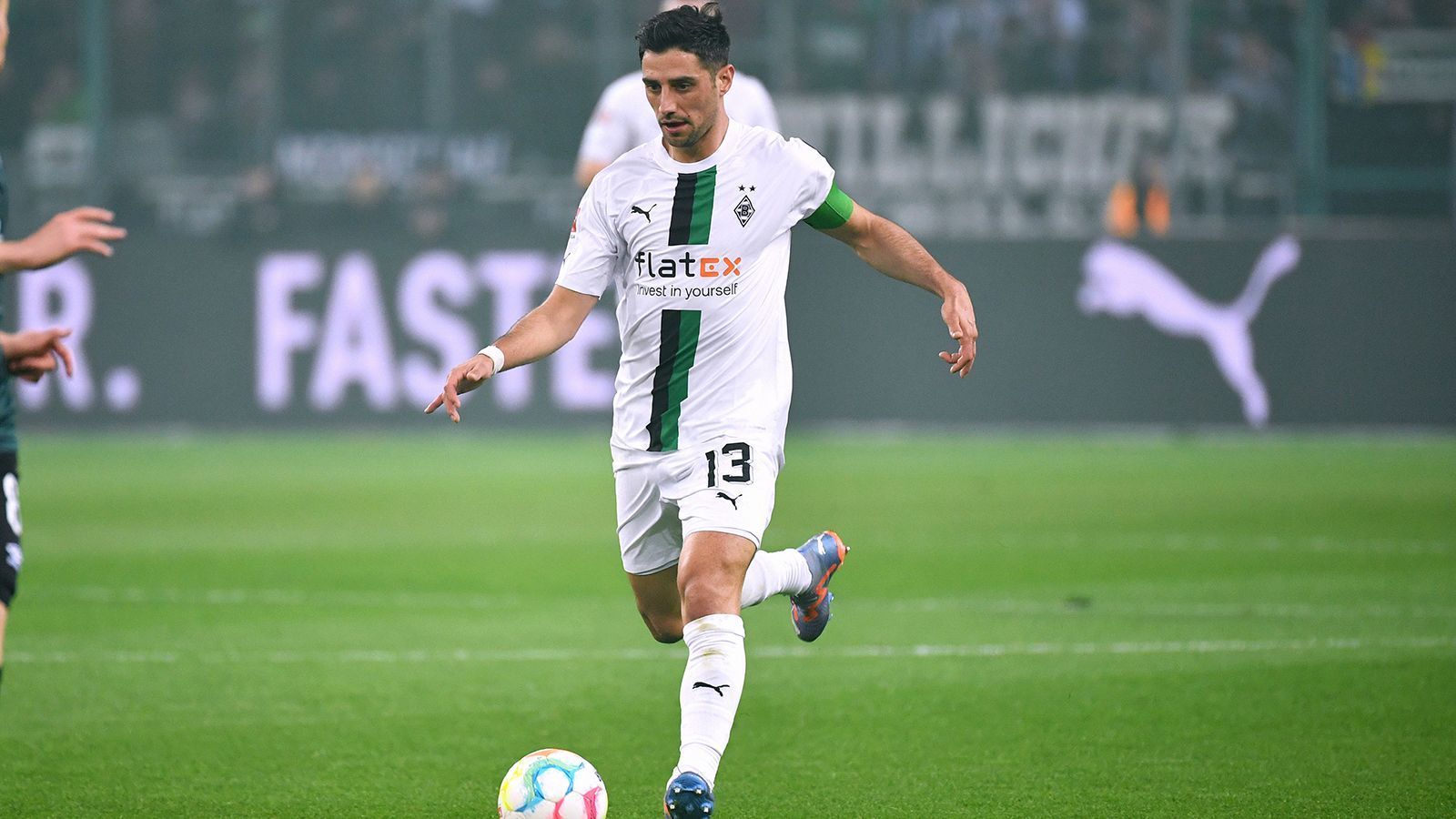 
                <strong>Lars Stindl</strong><br>
                Nach acht Jahren ist Schluss: Kapitän Lars Stindl verlängert seinen im Sommer auslaufenden Vertrag nicht und wird die Borussia nach der Saison definitiv verlassen. Das verkündete der 34-Jährige in einer Videobotschaft. Stindl kam im Sommer 2015 von Hannover 96 zu Gladbach, wo er zum Nationalspieler avancierte und für die "Fohlen" in bislang insgesamt 264 Pflichtspielen 80 Tore erzielte und 61 Torvorlagen beisteuerte.
              