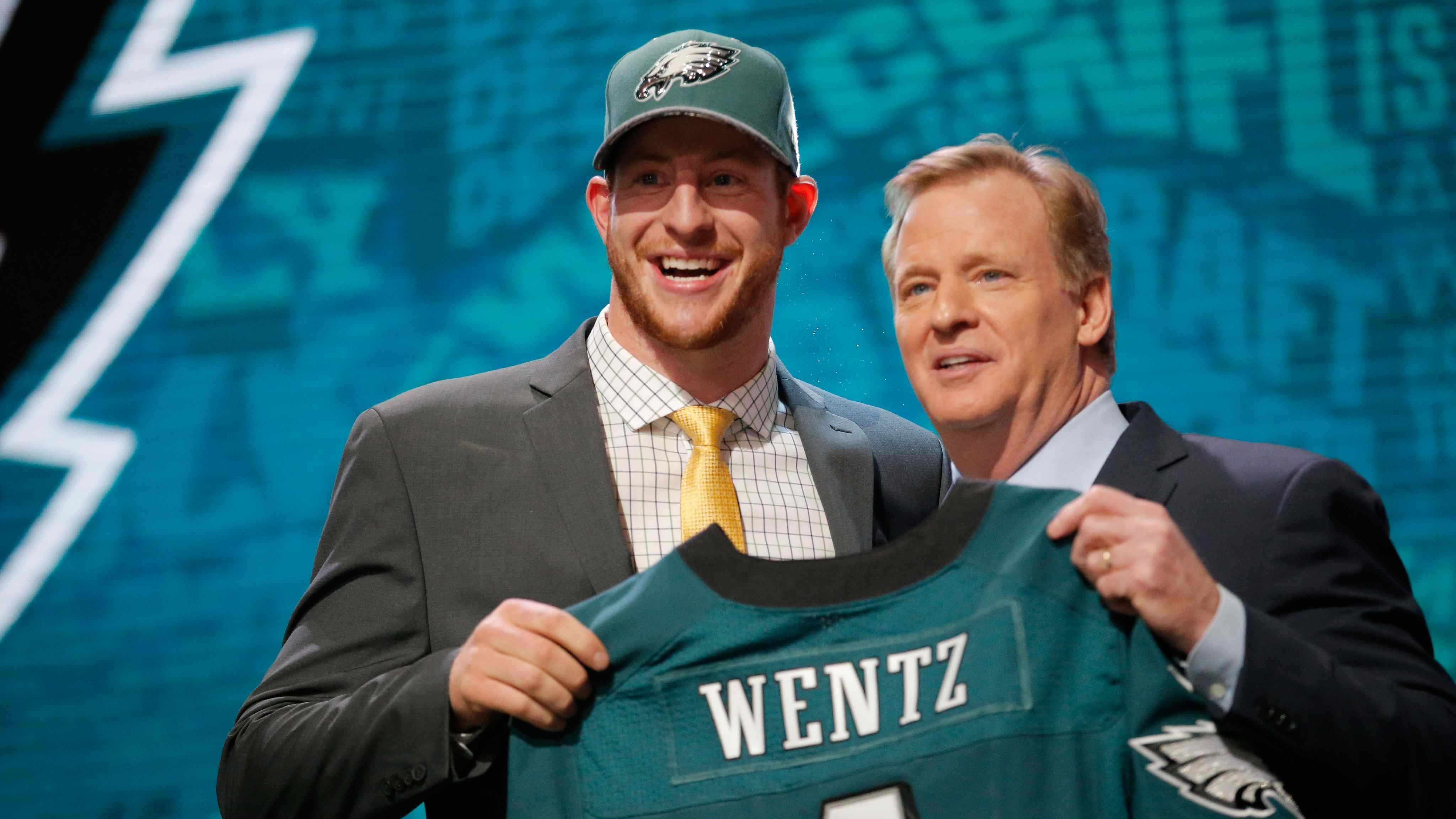 
                <strong>Carson Wentz </strong><br>
                 - Draft: 2016 an 2. Stelle von den Philadelphia Eagles - Stationen: Philadelphia Eagles 2016 bis 2020 - Aktuell: Indianapolis Colts seit 2021
              