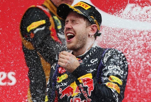 
                <strong>Champagnerdusche</strong><br>
                Die wohl verdiente Champagnerdusche bekommt der WM-Dominator am Ende auch noch - ein absolut perfektes Wochenende für den Red-Bull-Piloten
              