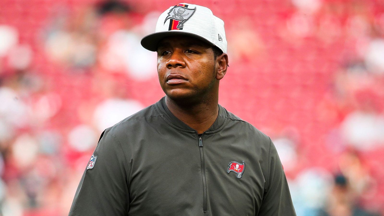 
                <strong>Byron Leftwich (Offensive Coordinator, Tampa Bay Buccaneers)</strong><br>
                Byron Leftwich steht für einen passgewaltigen Offensiv-Football. Seit dem Jahre 2019 ist er der Offensive Coordinator der Tampa Bay Buccaneers. Im vergangenen Jahr führte er Tom Brady & Co. zum Gewinn des Super Bowls. In der laufenden Spielzeit hat Tampa Bay von den Yards her den zweitbesten Angriff der Liga. Leftwich soll als Head Coach unter anderem ein Kandidat bei den Jacksonville Jaguars sein.  
              