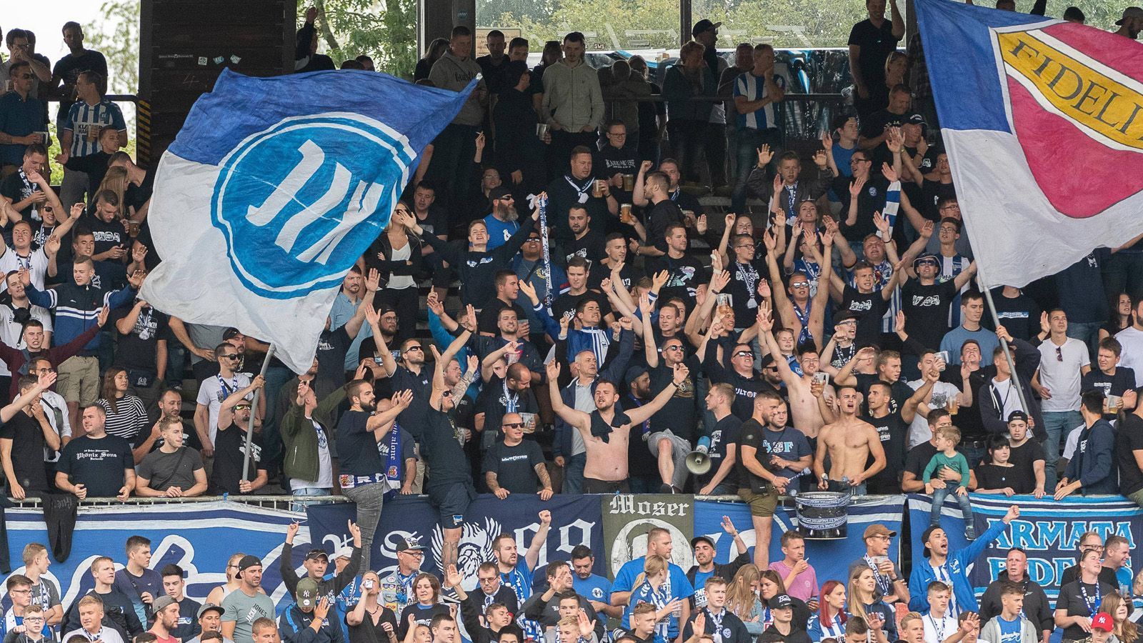 
                <strong>Platz 12: Karlsruher SC</strong><br>
                Verkaufte Dauerkarten: 
              