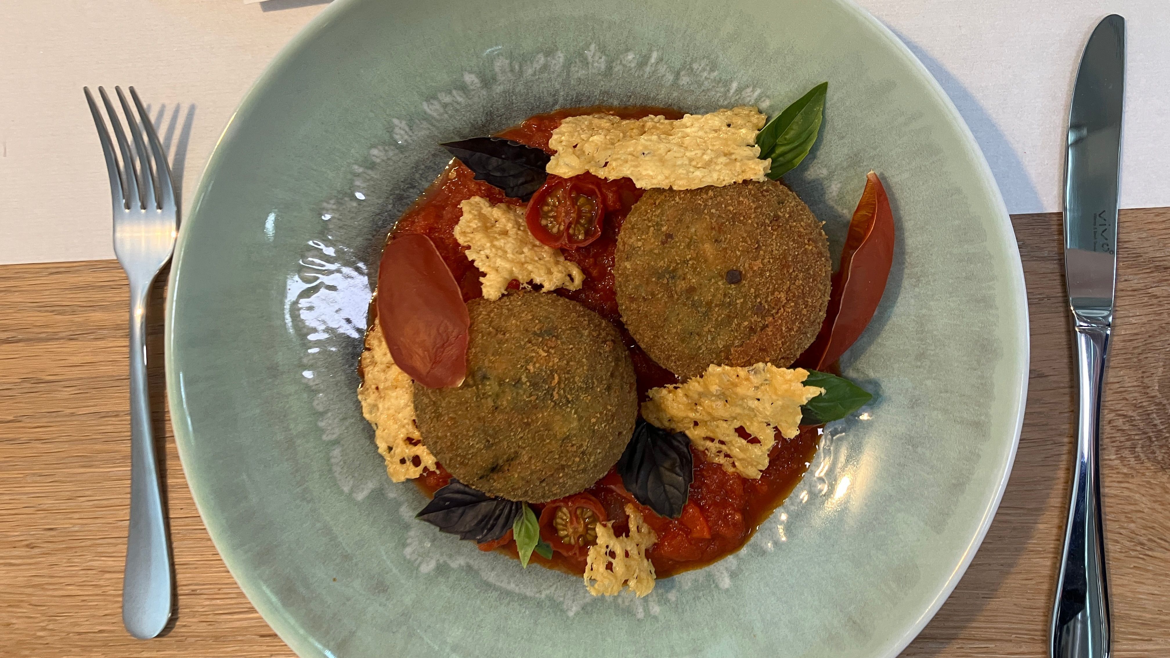 Basilikum-Arancini mit Tomaten-Paprika-Sugo