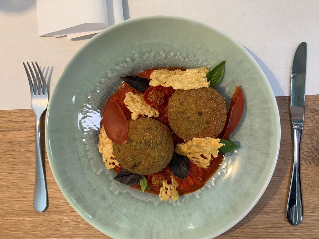 Basilikum-Arancini mit Tomaten-Paprika-Sugo