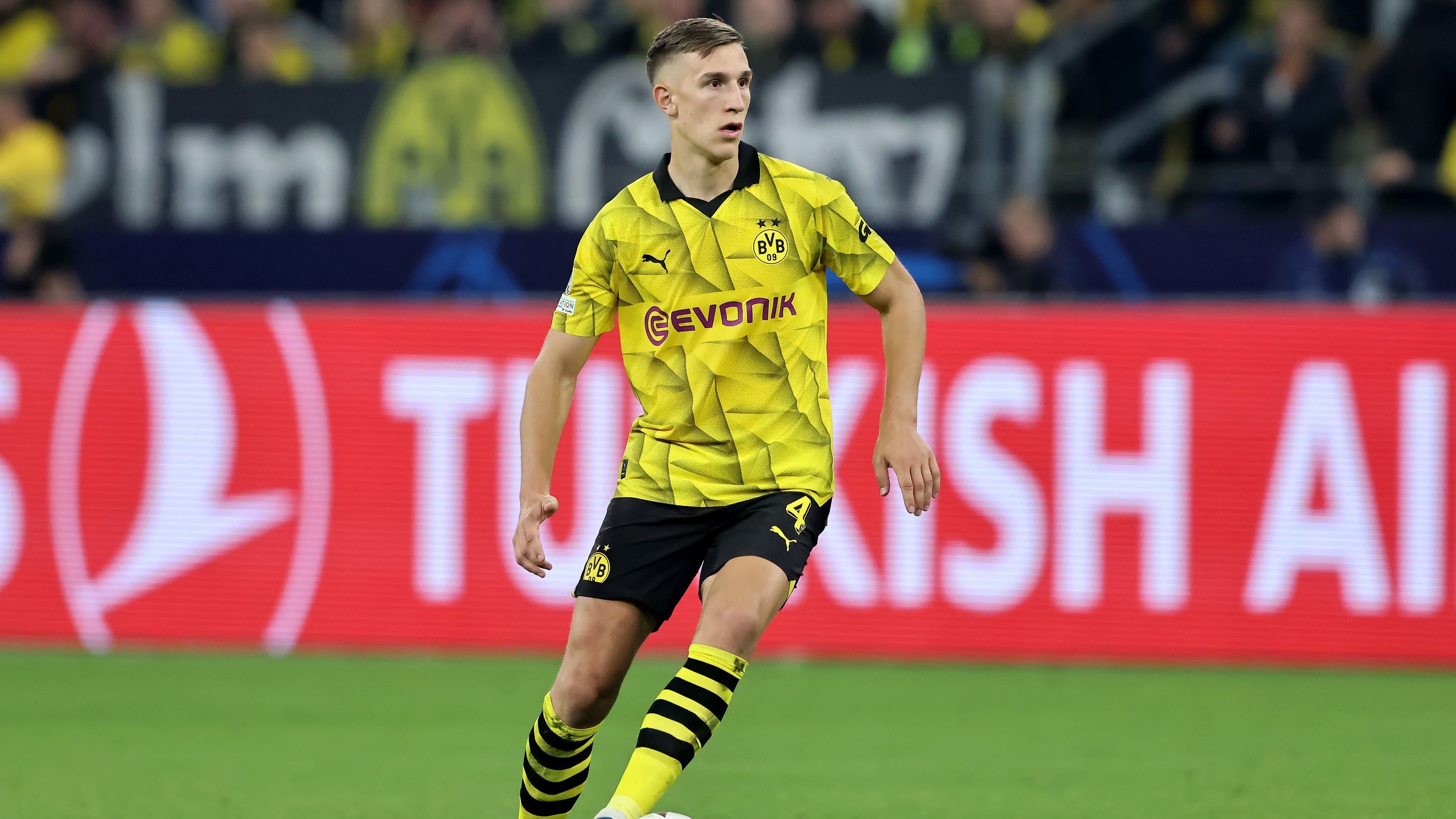 <strong>Nico Schlotterbeck</strong><br>Ersetzt Wolf (69.) und rückt in die Innenverteidigung. Sieht einmal alt gegen Mbappe aus, macht sonst aber einen soliden Eindruck. <strong><em>ran</em></strong>-Note: 3.