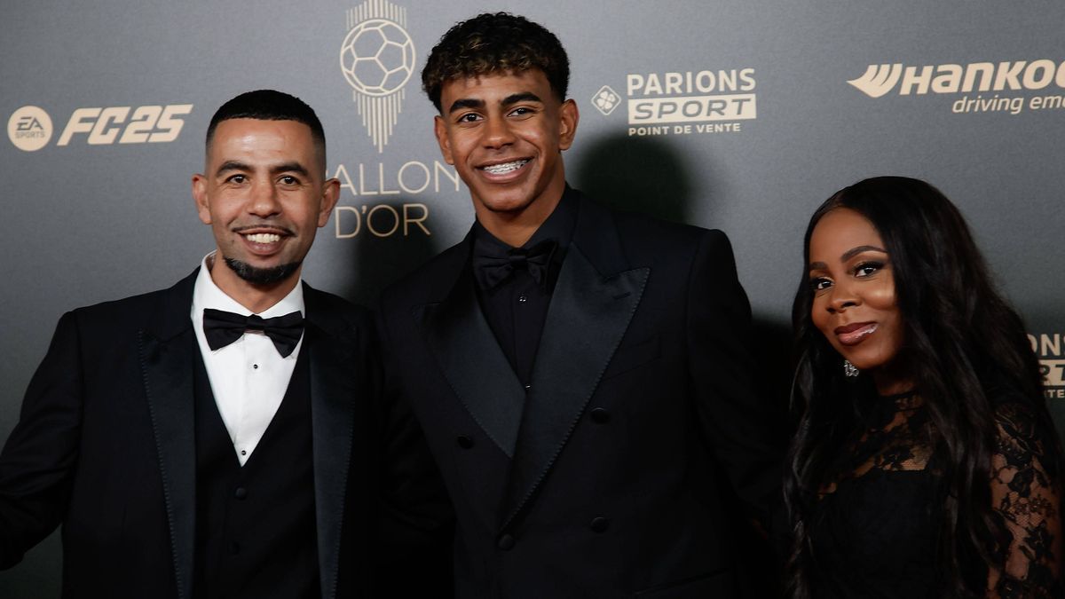 Paris am 28.Oktober 2024 68. Ballon d Or im Theatre Du Chatelet in Paris PARIS, FRANKREICH v.,li., Vater Mounir Nasraoui, Lamine Yamal und Mutter Sheila Ebana *** Paris on October 28, 2024 68 Ballo...
