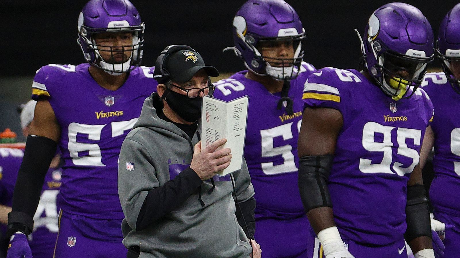 
                <strong>Minnesota Vikings - Wo soll es hingehen, Vikings? </strong><br>
                Die Minnesota Vikings schaffen es seit 2015 alle zwei Jahre in die Playoffs. 2015, 2017 und 2019. Stünde dieses Jahr entsprechend wieder mindestens ein Spiel in der Postseason an, ist der Kader von Head Coach Mike Zimmer eine kleine Wundertüte. So baute er in den Playoff-Jahren stets auf eine sehr stabile Defense, die im Jahr 2020 stark abbaute. Belehrt uns Zimmer erneut eines Besseren oder enttäuschen Kirk Cousins und Co.? 
              