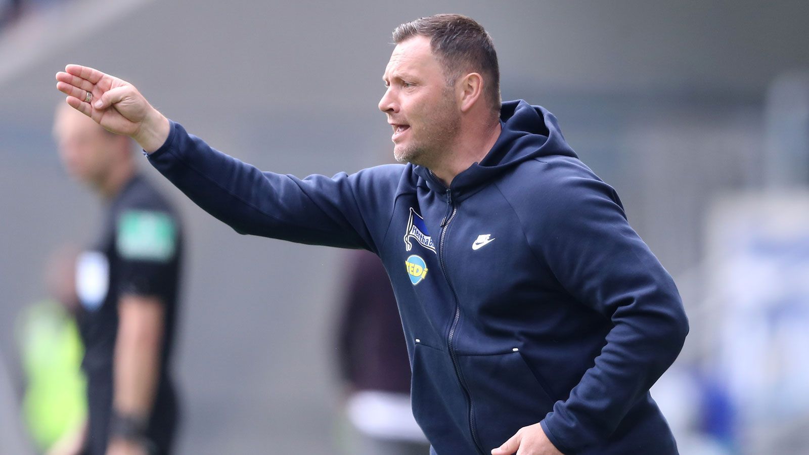 
                <strong>Pal Dardai</strong><br>
                Pal Dardai hatte nach seinem Abschied bei Hertha BSC im Sommer zwar eine einjährige Auszeit angekündigt, um danach in die Nachwuchs-Akademie der Berliner einzusteigen. Doch ein Angebot des FC könnte den früheren Mittelfeldspieler vielleicht zum Umdenken bewegen. Im September hatte er im "kicker" ein Engagement bei einem anderen Bundesligisten nicht ausgeschlossen. "Als Spieler hatte ich fast jeden Sommer Angebote, aber ich bin Hertha immer treu geblieben. Als Trainer ist es eine andere Situation", so Dardai damals.
              