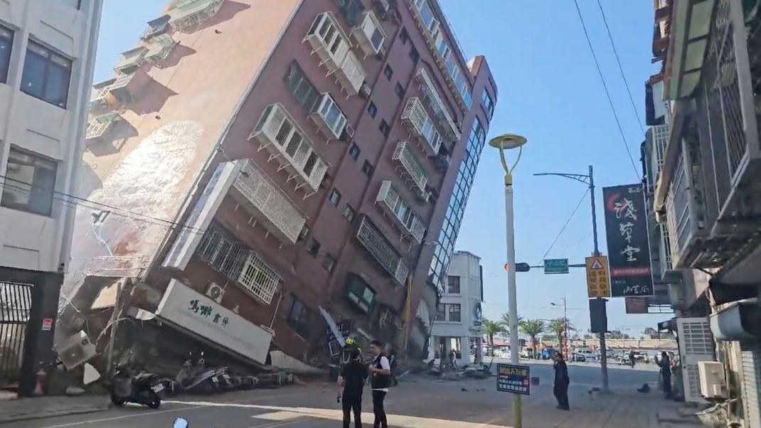 Ein Gebäude in Hualien im Osten Taiwans stürzte bei dem Beben teilweise ein.