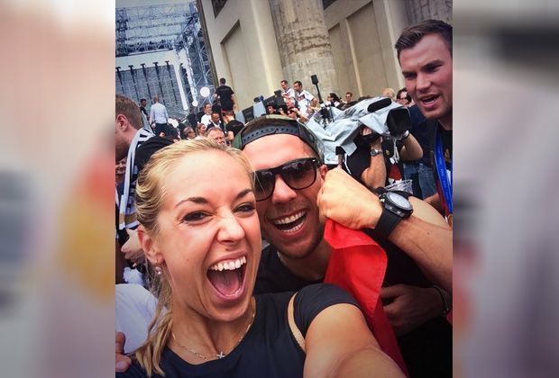 
                <strong>Lisickis Weltmeister-Selfies</strong><br>
                Lisickis Grinsen geht über das ganze Gesicht und Lukas Podolski macht die Siegerfaust. Come on! 
              