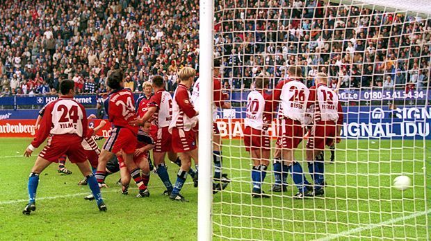 
                <strong>HSV - FC Bayern</strong><br>
                Einer der wichtigsten Siege des FC Bayern war allerdings ein Unentschieden. Am 19. Mai 2001 erzielte Patrick Anderson per Freistoß in der Nachspielzeit das 1:1 in Hamburg. Der Treffer rettete den Bayern den Titel und machte Schalke auf den allerletzten Drücker zum "Meister der Herzen".
              