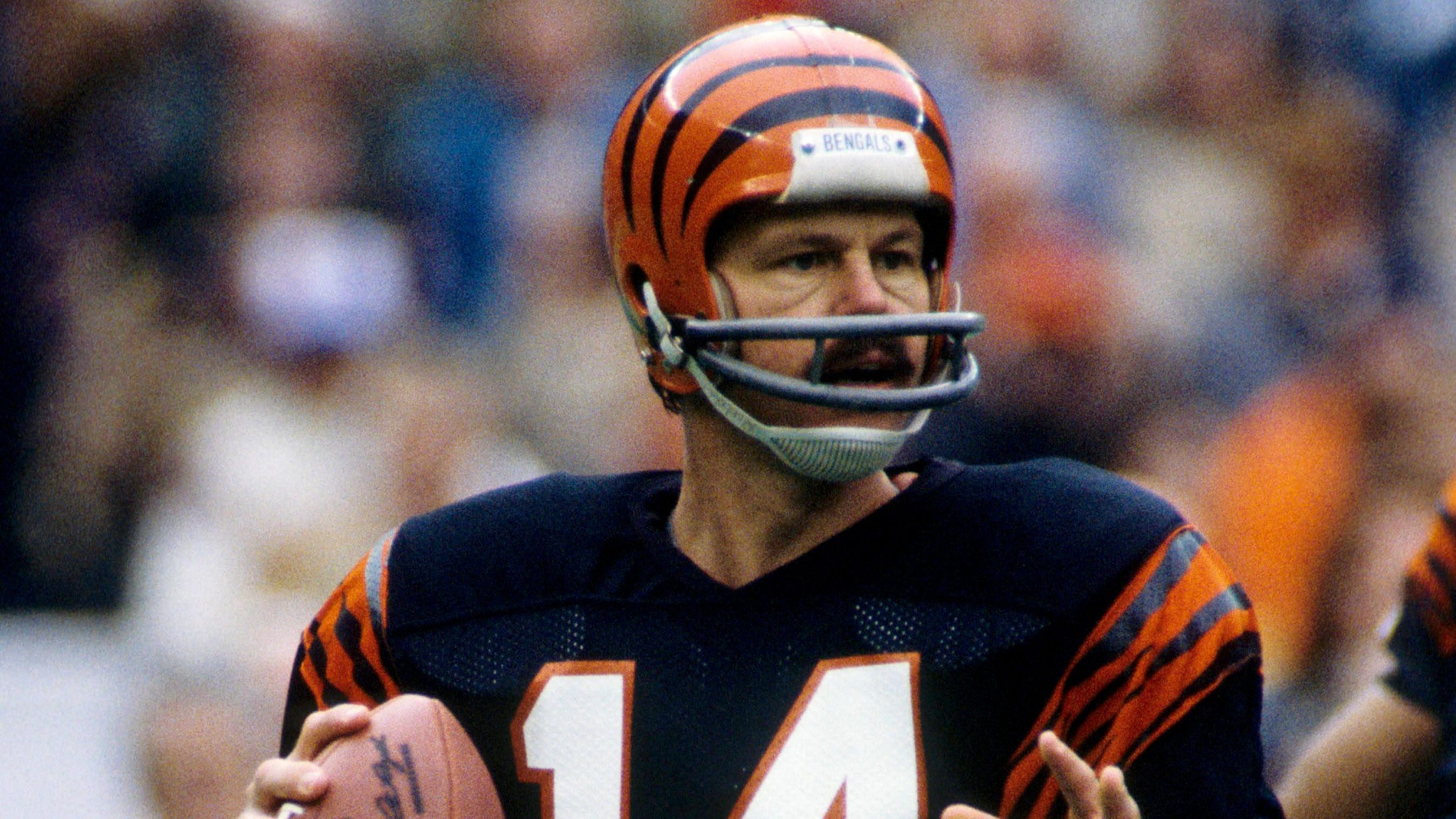 <strong>Ken Anderson</strong><br>Vor allem die Saison 1981 war für Anderson und die Bengals herausragend, der Quarterback wurde damals zum MVP und Offensive Player of the Year gekürt. In der Prime Time jedoch hatte er seine gesamte Karriere über zu kämpfen. Seine Siegquote von 23,1 Prozent ist die viertschlechteste in der NFL-Geschichte.