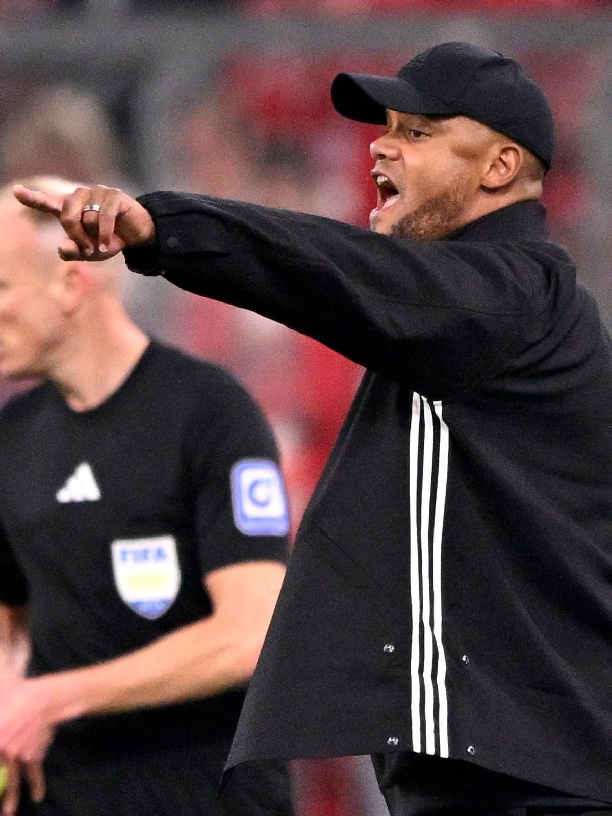 Trainer Coach Vincent Kompany FC Bayern Muenchen FCB am Spielfeldrand Gestik Geste FC Bayern Muenchen FCB vs VfB Stuttgart 19.10.2024 DFL REGULATIONS PROHIBIT ANY USE OF PHOTOGRAPHS AS IMAGE SEQUEN...