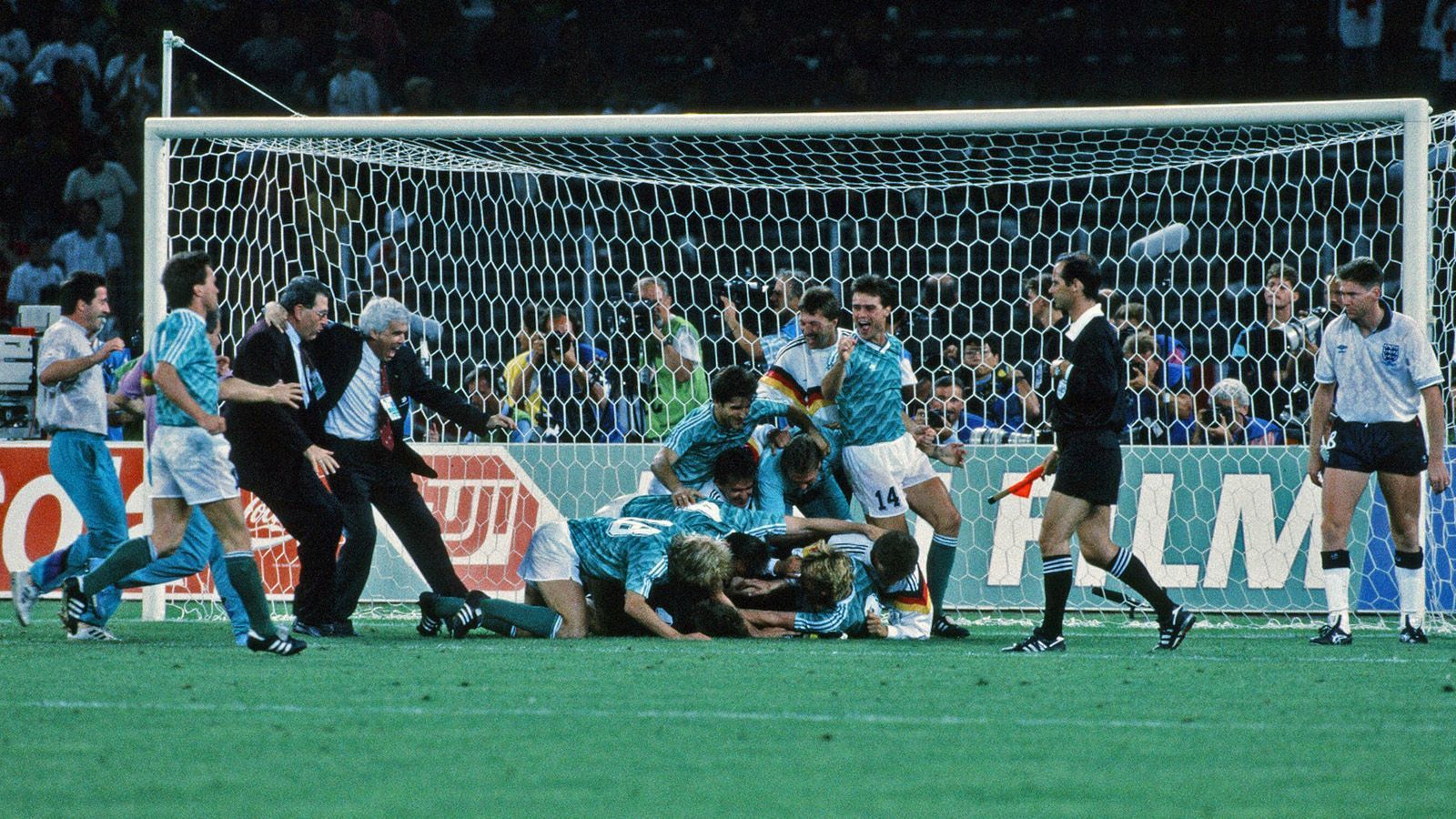 
                <strong>WM 1990: Deutschland - England 1:1 (1:1, 0:0) n.V., 4:3 i.E.</strong><br>
                ... Der Druck lag nun auf dem Engländer Chris Waddle, der in der Verlängerung noch am Pfosten gescheitert war und dem die Nerven einen Streich spielten. Er verfehlte das Tor komplett. Deutschland gewann anschließend gegen Argentinien (1:0) seinen dritten WM-Titel.
              