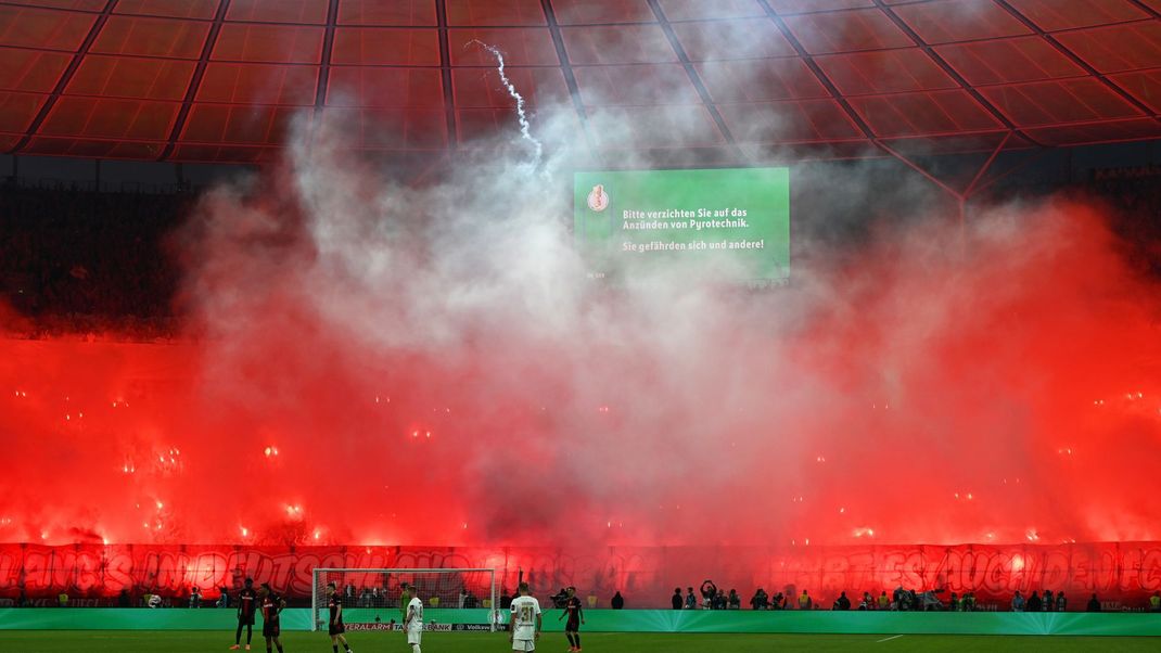 Pyrotechnik, beleidigende Banner und Becherwurf – Anhänger von Fußballclubs werden jetzt bestraft.