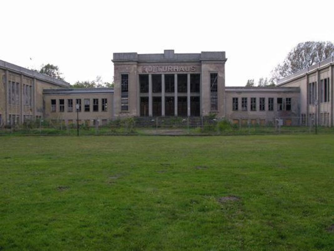 Das Kulturhaus Zinnowitz wurde zwischen 1953 und 1957 errichtet und hatte zuvor den Namen "Kulturhaus Deutsch-Sowjetische-Freundschaft". Es diente als kulturelle Einrichtung, die einen Theatersaal, ein Tanzcafé, eine Bibliothek und einen Speisesaal mit einer angeschlossenen Großküche umfasste. Seit 2017 wird es saniert und zu einem Wohnkomplex umgebaut.