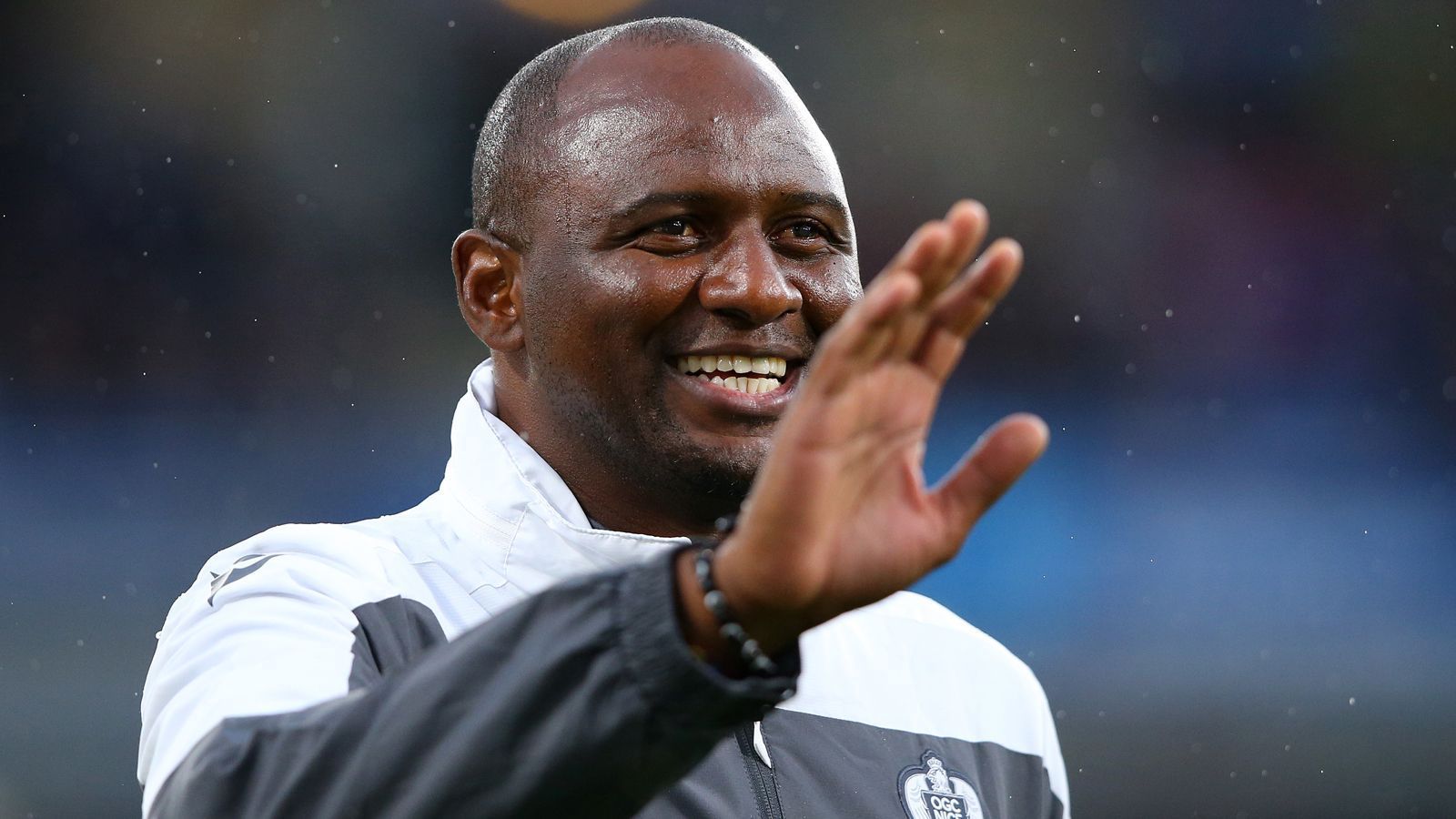 
                <strong>Patrick Vieira</strong><br>
                Geburtsdatum: 23. Juni 1976 / Ohne Job seit: Dezember 2020 / Zuletzt Trainer bei: OGC NizzaAls Lucien Favre im Sommer 2018 Nizza verließ, folgte der einstige Welt- und Europameister Patrick Vieira auf den Schweizer. Der Ex-Profi hatte zuvor das Trainer-Handwerk im Nachwuchs von Manchester City gelernt und kam über die Station New York City FC zurück in seine französische Heimat. Der 44-Jährige konnte sich 89 Spiele lang auf der Bank des Ligue-1-Klubs halten, musste aber nach einer Schwächeperiode inklusive Europa-League-Aus im Dezember 2020 gehen. 
              