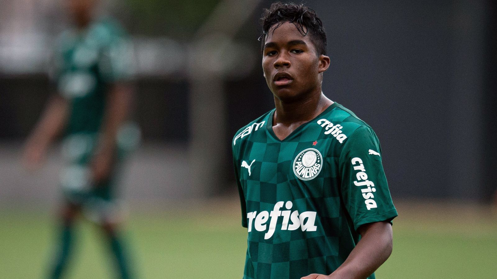 
                <strong>Endrick (Palmeiras Sao Paulo)</strong><br>
                Bislang standen in Real Madrids Vereinsgeschichte 29 Spieler aus Brasilien unter Vertrag. Wird Toptalent Endrick Nummer 30? Laut "Marca" sollen die "Königlichen" den erst 15-Jährigen von Palmeiras Sao Paulo schon intensiv beobachten. Laut "ESPN" sollen aber auch schon zwei Premier-League-Klubs am Mittelstürmer dran sein, ebenso Reals Konkurrent FC Barcelona. Bereits in der jüngeren Vergangenheit waren die Madrilenen bei brasilianischen Talenten oft sehr früh dran und bekamen deutlich vor deren 18. Geburtstag den Zuschlag, so etwa bei Vinicius Junior, Rodrygo und den aktuell an Dortmund verliehenen Reinier. 
              