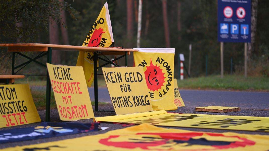 Protest deutscher, niederländischer und russischer Umweltgruppen vor der Brennelementfertigungsanlage in Lingen im September 2022. 