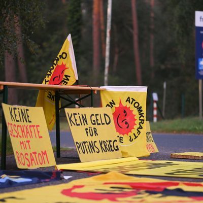 Protest deutscher, niederländischer und russischer Umweltgruppen vor der Brennelementfertigungsanlage in Lingen im September 2022. 