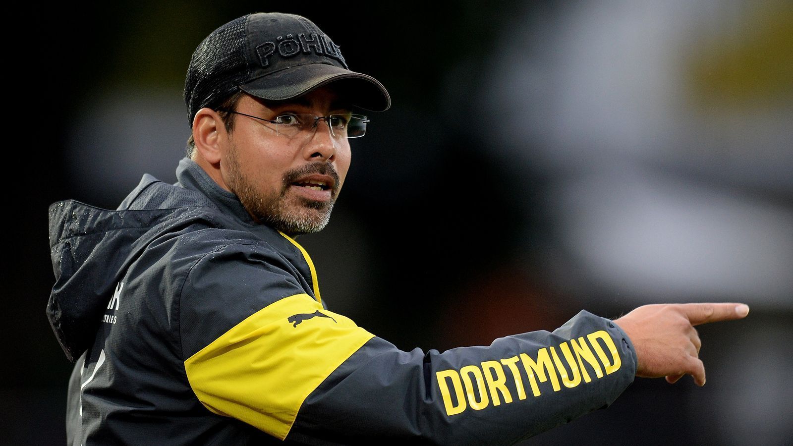 
                <strong>Trainer der Dortmund-Amateure</strong><br>
                Neben seiner Vergangenheit bei Schalke 04, arbeitete Wagner auch schon für Revierrivale Borussia Dortmund. Insgesamt trainierte er vier Jahre die Reserve des BVB. Gleich in seiner ersten Saison 2011/2012 feierte der mittlerweile 47-Jährige mit den "Schwarz-Gelben" die Meisterschaft in der Regionalliga West und stieg in die dritte Liga auf. 2014/2015 konnte Wagner den Abstieg der zweiten Mannschaft der Dortmunder in die Viertklassigkeit nicht verhindern. 
              