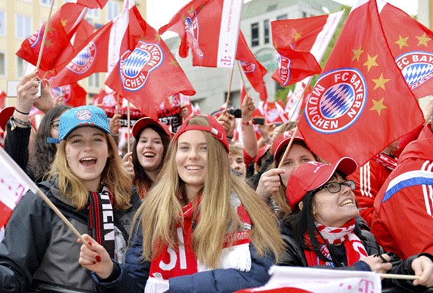 
                <strong>Bayerns Meistersause</strong><br>
                ...während unten die Bayern-Fahnen geschwenkt und die Laune entsprechend gut ist.
              