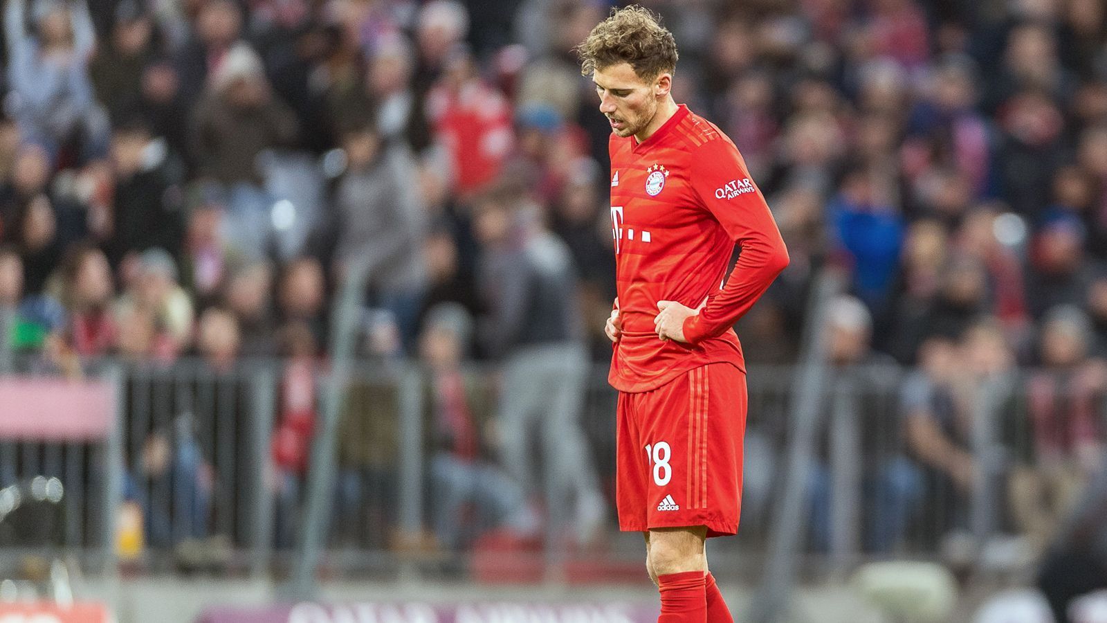 
                <strong>Leon Goretzka</strong><br>
                Dem Ex-Schalker gelingt es nicht, die Lücken im Zentrum zu schließen. Auf dem Weg zum 1:1 bringt er den Ball in die Mitte. Auch ansonsten geht es bei Goretzka immer schnell in Richtung gefährliche Zone. So setzt er den ersten Abschluss der zweiten Hälfte per Kopf knapp vorbei, später hat er mit einem Pfosten-Kopfball Pech. ran-Note: 3
              